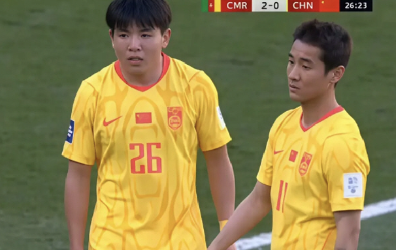 蜂鸟电竞平台-国足0-2仅1小时，韩媒幸灾乐祸！一国脚跟对方交换球衣，名字曝光